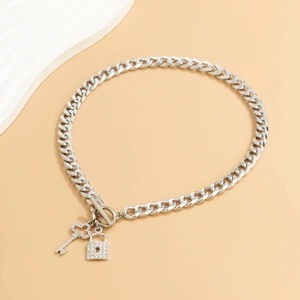 Zilveren ketting met met kristallen bezette sleutel- en slot hangers en OT-sluiting