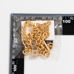 Detail van gouden grove ketting met kristal gezette slot hanger en toggle sluiting