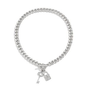 Detail van zilveren cubaanse ketting met strass hartslot en sleutelhanger
