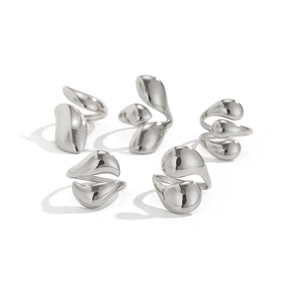 Ensemble de cinq bagues goutte d'argent aux motifs géométriques fluides et en spirale