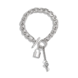 Detail van zilveren Cubaanse schakelketting met hartslot en kristallen sleutelhanger
