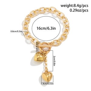 Macro-detail van gouden OT-schakelketting met afmetingen voor de hartvormige hanger
