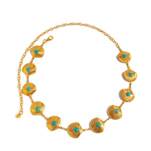 Détail de la chaîne de taille coquillage dorée bohème avec perles turquoise et fermoir réglable