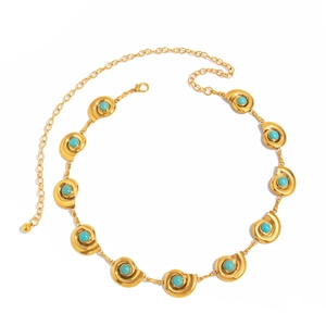 Détail de la chaîne de taille en or rétro avec maillons coquillages et perles turquoise
