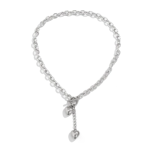 Detail van de zilveren grove schakelketting met hartvormige hangers en OT-staafsluiting