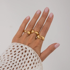 Ensemble de bagues gouttes dorées polies au design géométrique organique et minimaliste