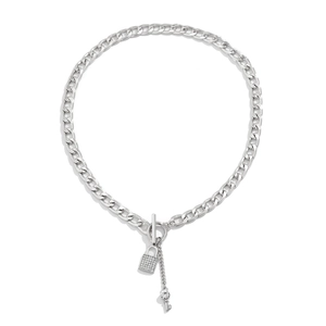 Detail van zilveren Cubaanse schakelketting met een met diamant bezette slot- en sleutelhanger
