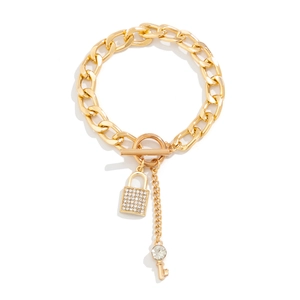 Detailopname van de gouden kettingarmband met sprankelende slot- en sleutelhangers