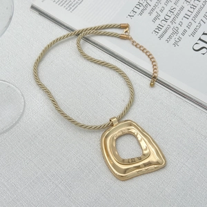 Minimalistische Goldkette mit unregelmäßigem geometrischem Hohlquadrat-Anhänger für Damen