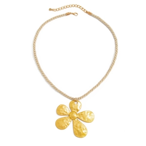 Auffällige goldene Halskette mit fünfblättrigem Blumenanhänger und Hammerschlag-Struktur