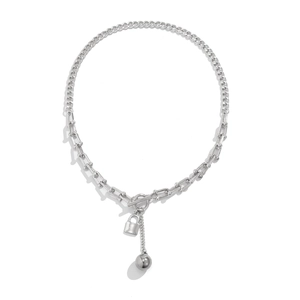 Detail van zilveren hartslot ketting met U-links en gourmette schakelketting