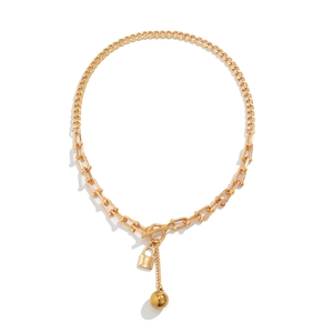 Detailweergave van de gouden U-schakelketting met T-sluiting en een slotje als hanger
