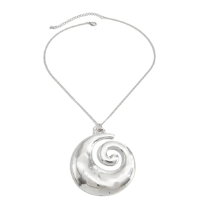 Makroaufnahme der silbernen Spiralkette mit gehämmertem Anhänger und verstellbarer Kette