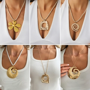 Statement-Goldblüten- und Spiralanhänger-Halskettenset mit böhmischen Metalltexturen