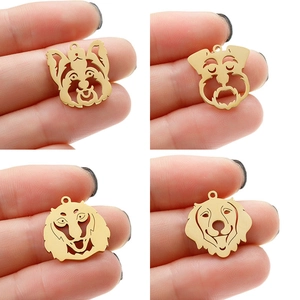 Ciondolo a Forma di Testa di Cane Lupo Intagliato in Acciaio Inossidabile Placcato Oro 18K Charms per Creazione Gioielli Fai-da-te Collana Bracciale
