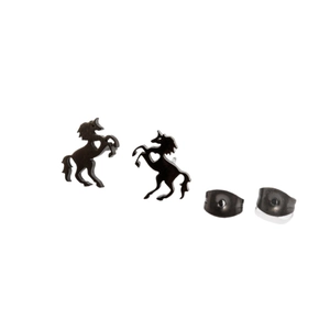 Mattschwarze Pferdeohrstecker aus Edelstahl mit hohlem Herzdesign auf weißem Hintergrund