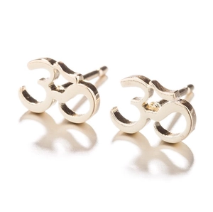 Boucles d'oreilles puces symbole Om dorées avec une finition polie et brillante