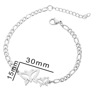 Vue détaillée du bracelet Figaro en acier inoxydable argenté avec papillons