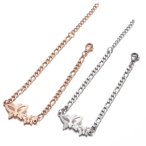 Détail de bracelets papillon en acier inoxydable or rose et argent avec chaîne Figaro