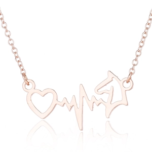 Dettaglio della collana in oro rosa con ciondolo cuore battito cardiaco e sagoma di cavallo
