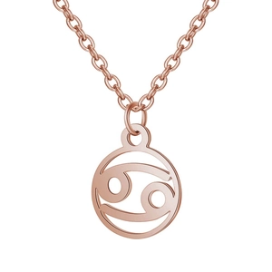 Détail du pendentif signe du zodiaque Cancer en or rose avec cercle géométrique ajouré