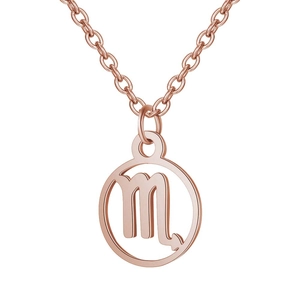 Détail macro du collier zodiaque Scorpion en or rose avec finition polie brillante