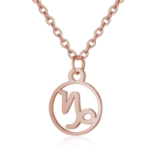 Détail macro du pendentif Capricorne en or rose avec un design géométrique et ajouré