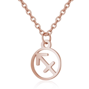Gros plan du pendentif Sagittaire en or rose avec un design géométrique rond évidé