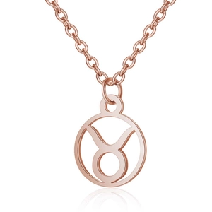 Détail macro du collier zodiaque Taureau or rose avec pendentif circulaire ajouré