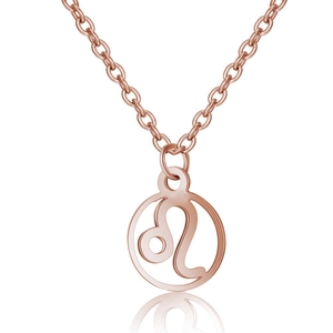 Gros plan du pendentif zodiaque Lion en or rose avec découpe sur chaîne à maillons