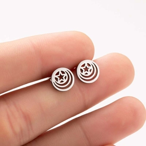 Détail de boucles d'oreilles rondes en acier inoxydable avec motif étoile et lune évidé