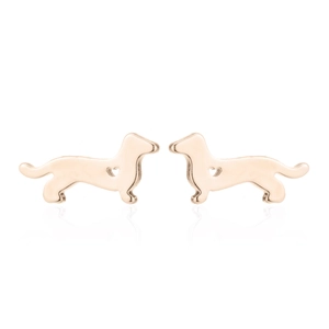 Detailansicht roségoldener Dackel-Ohrstecker mit herzförmigem Hohlraumdesign