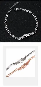 Dettaglio del bracciale a catena Figaro con farfalla in acciaio inox argento e oro rosa