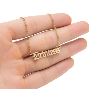 Goldene Edelstahlkette mit Princess-Schriftzug-Anhänger und feiner Gliederkette für Damen