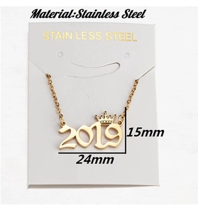 Gedetailleerde weergave van de gouden rvs 2019 kroon hanger met afmetingen 24mm bij 15mm