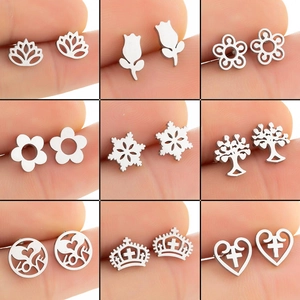 Boucles d'Oreilles Clous en Acier Inoxydable pour Femmes Minimalistes Lotus Flocon de Neige Arbre de Vie Cœur Couronne Croix Fleurs
