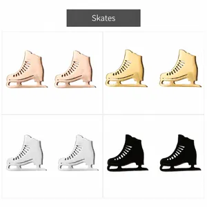 Detalle de pendientes de patines de hielo en oro rosa, dorado, plateado y negro mate