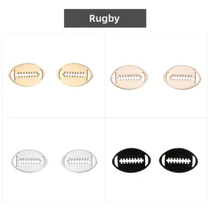 Primer plano de pendientes de rugby de acero inoxidable en oro, oro rosa, plata y negro