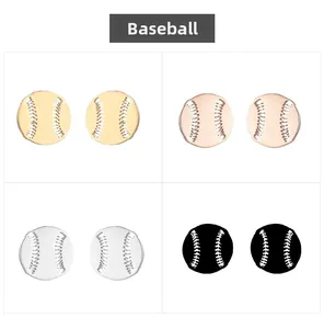 Detalle macro de pendientes de béisbol huecos en oro, plata, negro y oro rosa
