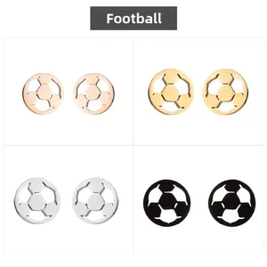 Detalle de pendientes de fútbol calados en oro rosa, oro, plata y negro