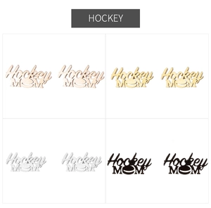 Detalle de pendientes Hockey MOM en oro rosa, oro, plata y metal negro con calado láser
