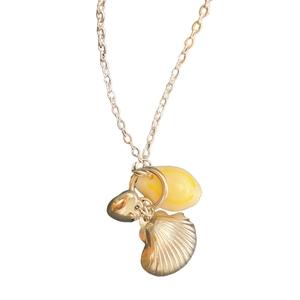 Collana in stile marino con ciondoli a conchiglia e cuore su catena metallica