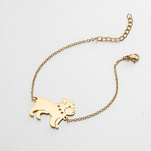 Detalle de pulsera chapada en oro de 18K con dije de bulldog y cierre de mosquetón