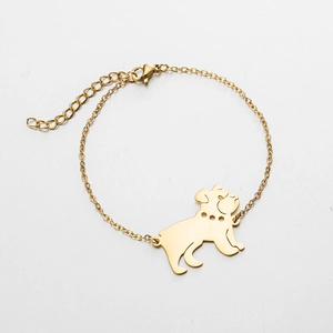Detalle macro de pulsera bañada en oro con colgante de carlino y cierre de langosta