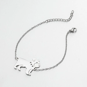 Detalle de la pulsera de perro plateada con diseño hueco y cierre de mosquetón resistente