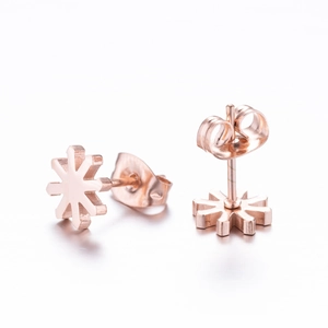 Boucles d'oreilles étoiles géométriques en or rose avec fermoirs papillon sur blanc