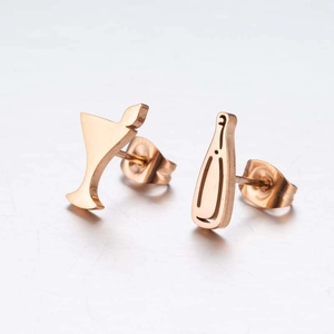Asymmetrische Ohrstecker mit Weinflaschen- und Martini-Motiv in Roségold-Finish