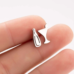 Minimalistische asymmetrische Weinflasche und Cocktailglas Ohrstecker in Silberoptik