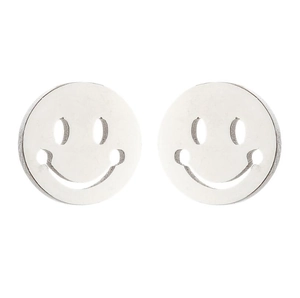 Nahaufnahme silberner Smiley-Ohrstecker mit minimalistischem Cut-out-Design