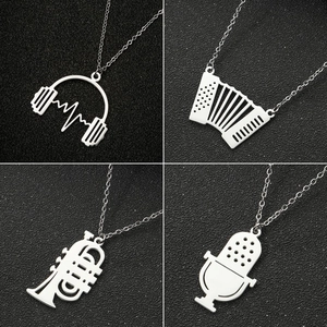 Collar de Tema Musical de Acero Inoxidable Colgante de Instrumento Musical Micrófono Trompeta Acordeón Auriculares Joyería Mujer